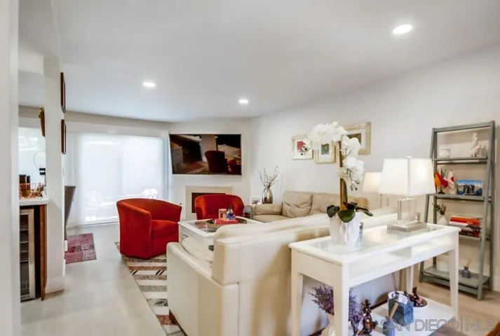 6952 Camino Amero, San Diego, California 92111