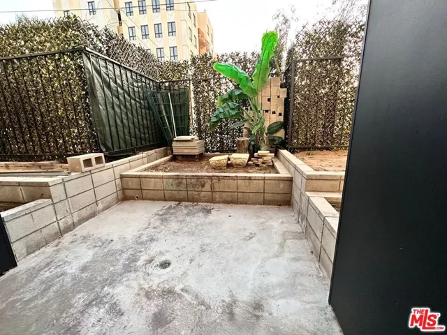 1040 S Mariposa Avenue F101, Los Angeles, California 90006