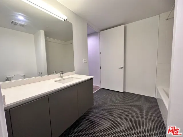 1040 S Mariposa Avenue F101, Los Angeles, California 90006