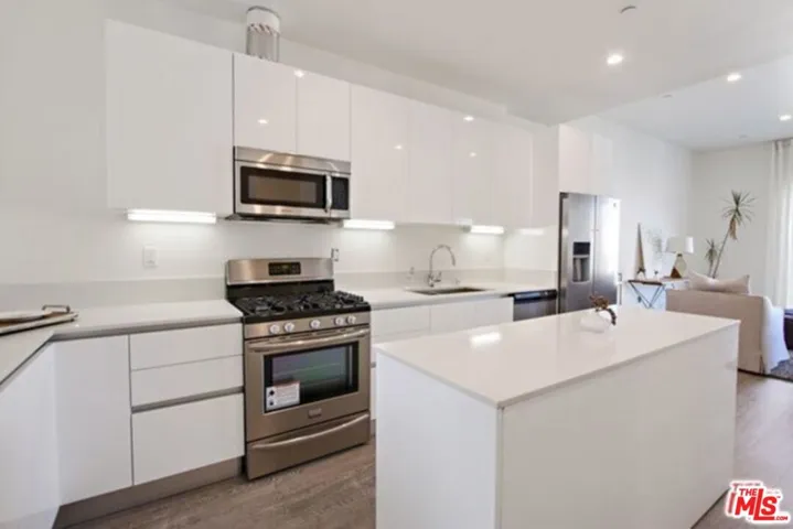 1040 S Mariposa Avenue F101, Los Angeles, California 90006