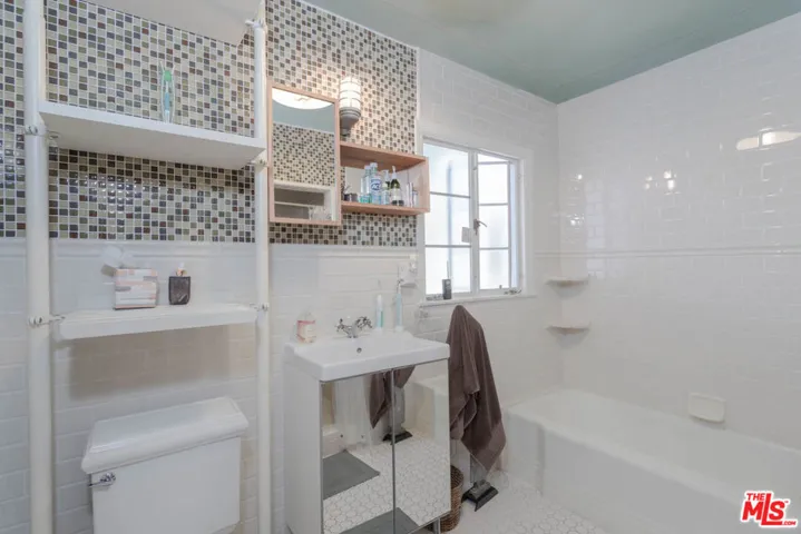 Master En-Suite Bathroom w/ St