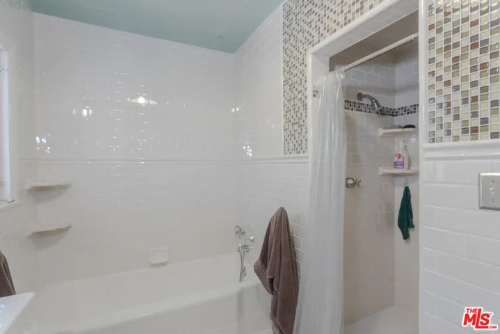 Master En-Suite Bathroom w/ St