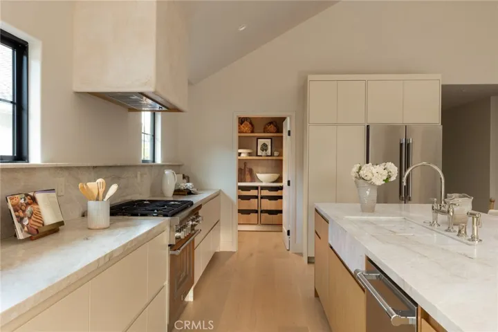 321 N Lucerne, Los Angeles, California 90004