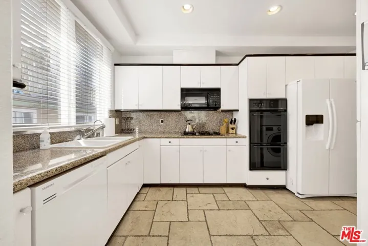 11952 Montana Avenue 303, Los Angeles, California 90049