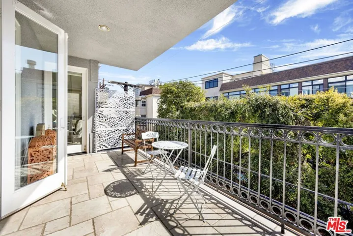 11952 Montana Avenue 303, Los Angeles, California 90049