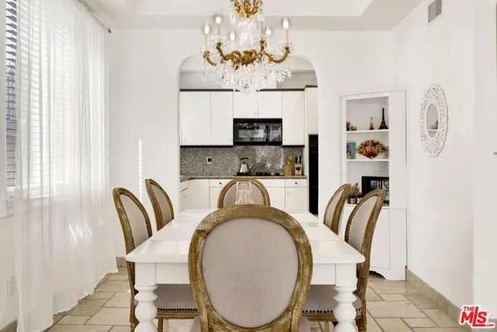 11952 Montana Avenue 303, Los Angeles, California 90049