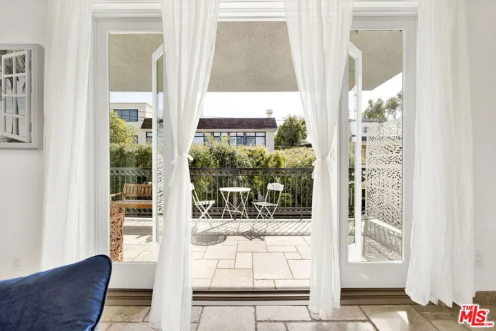 11952 Montana Avenue 303, Los Angeles, California 90049