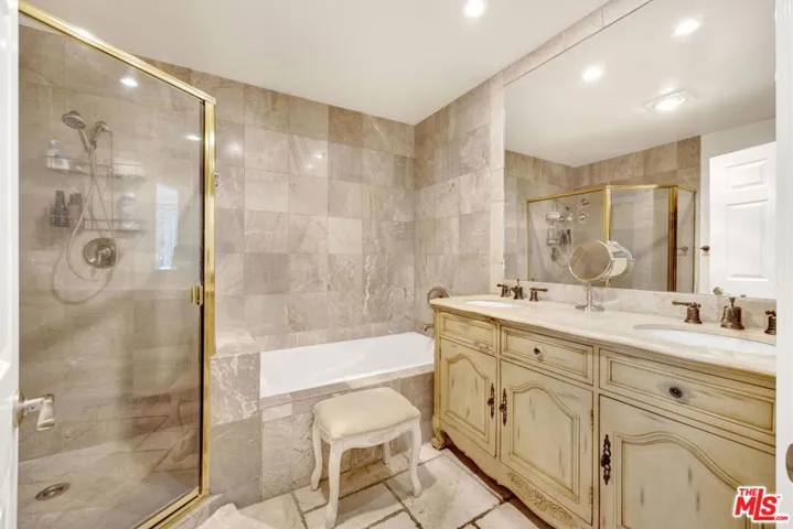 11952 Montana Avenue 303, Los Angeles, California 90049