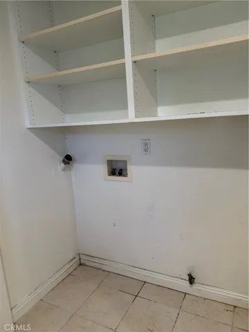 Washer & Dryer hookups