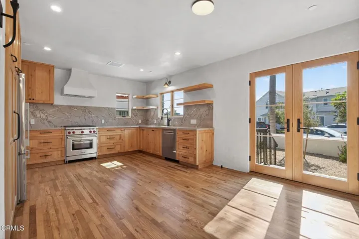 21-web-or-mls-UpmarketMedia_622e-082