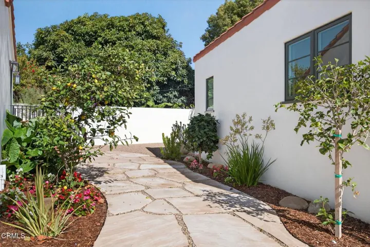 47-web-or-mls-UpmarketMedia_622e-160