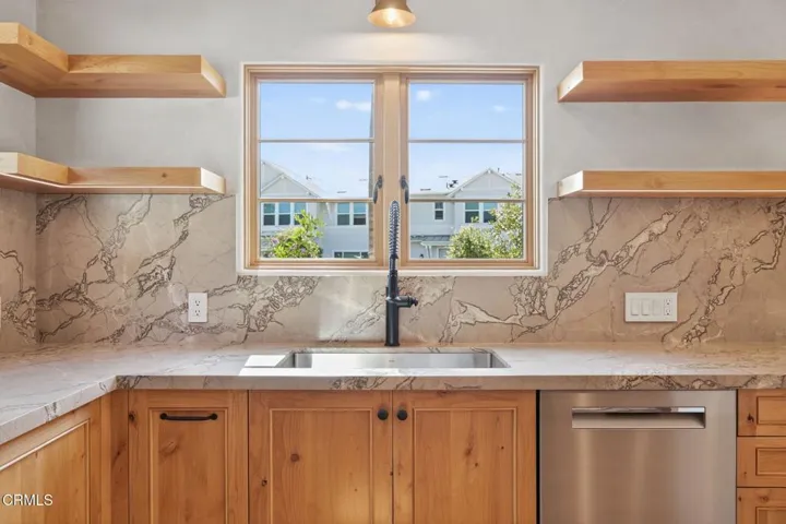 25-web-or-mls-UpmarketMedia_622e-094