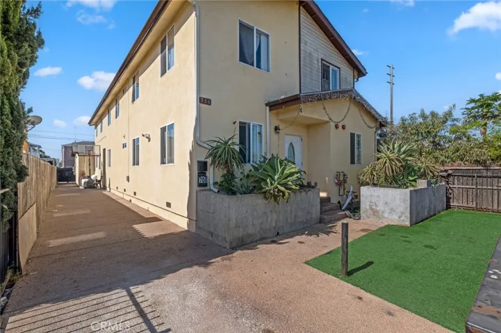 Duplex, single building, end-unit style construction, no one above, no one below. Long shared driveway. Lots of Parking!!!