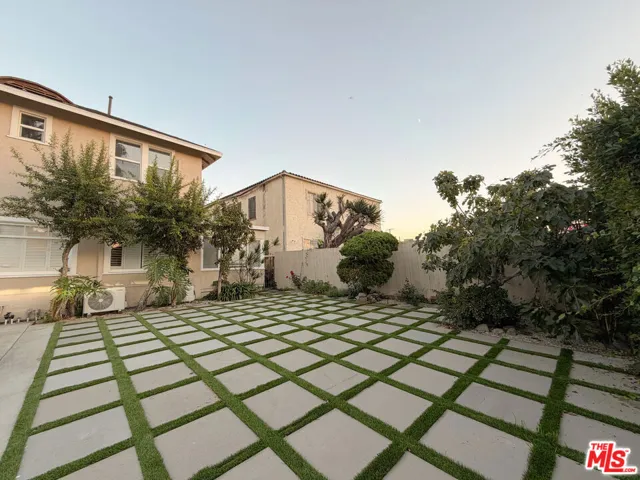 942 S Bronson Avenue, Los Angeles, California 90019