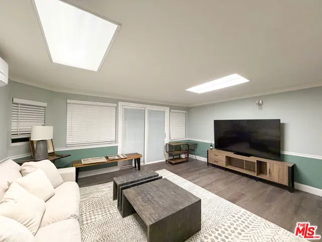 942 S Bronson Avenue, Los Angeles, California 90019