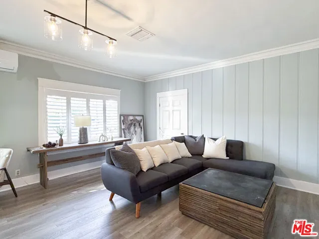 942 S Bronson Avenue, Los Angeles, California 90019