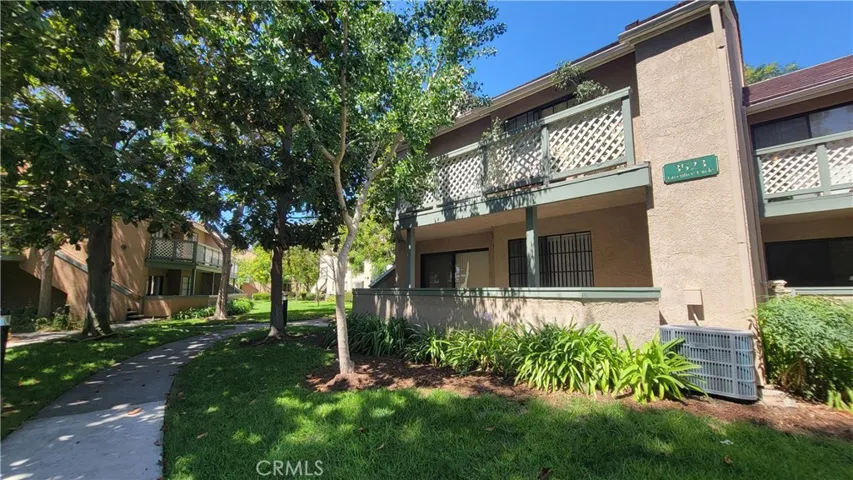 Lower Level Corner Unit. No Stairs
