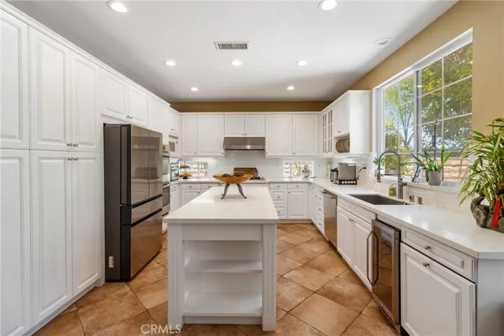 574 Oak Tree Court, Simi Valley, California 93065