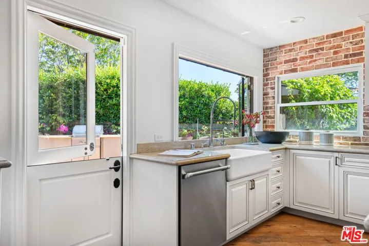8045 Rayford Drive, Los Angeles, California 90045