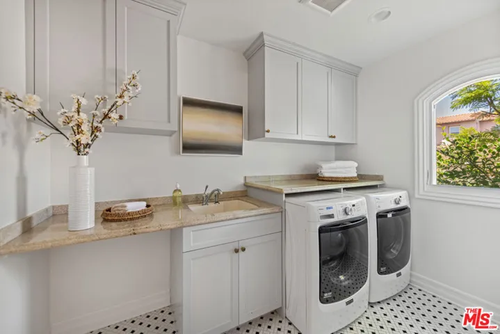 8045 Rayford Drive, Los Angeles, California 90045