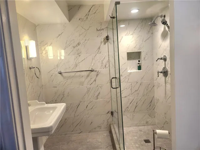 Downstairs en-suite bathroom