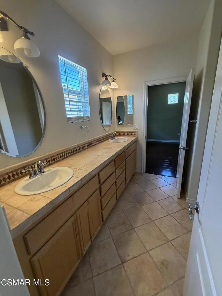 Upstairs Shared Bathroom