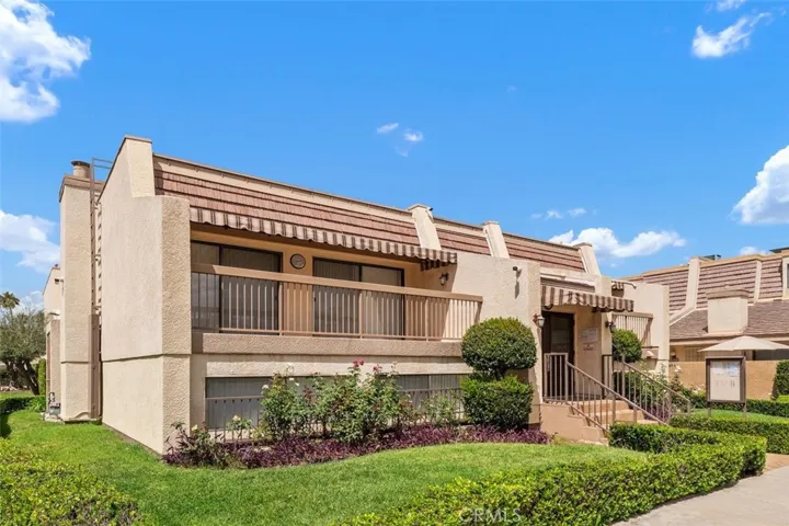 18415 Collins, Tarzana, California 91356
