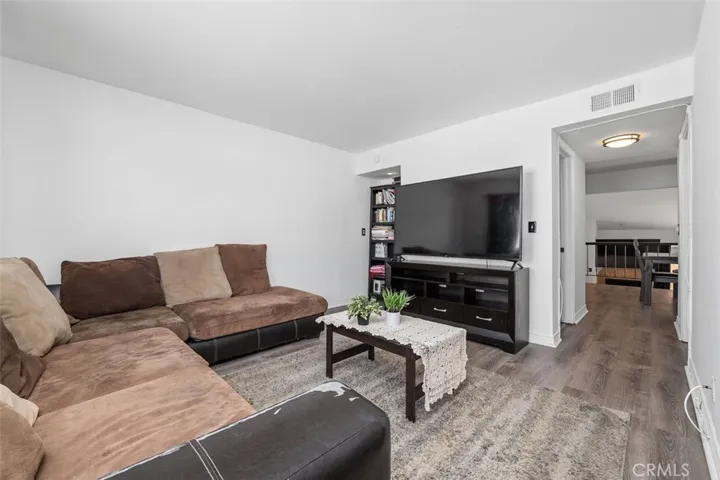 18415 Collins, Tarzana, California 91356