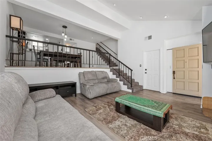18415 Collins, Tarzana, California 91356