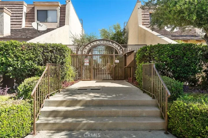18415 Collins, Tarzana, California 91356