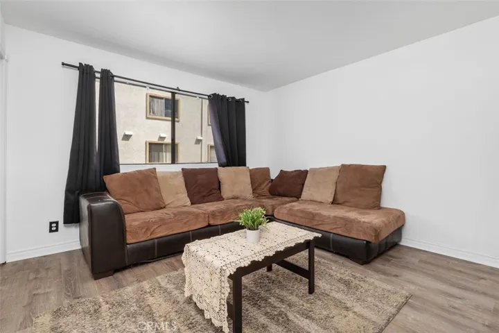 18415 Collins, Tarzana, California 91356