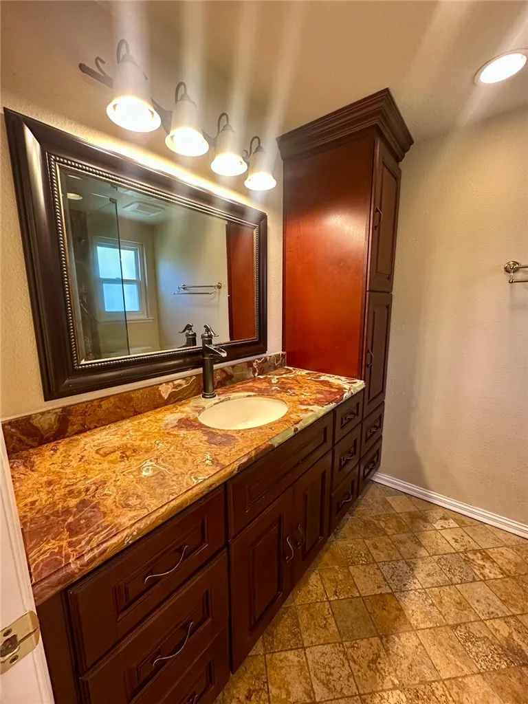 Ensuite bathroom - Primary bedroom - Onyx counter and pleny of storage