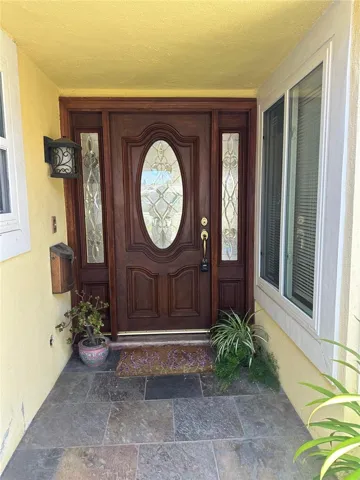 Front entry, elegant and with no steps
