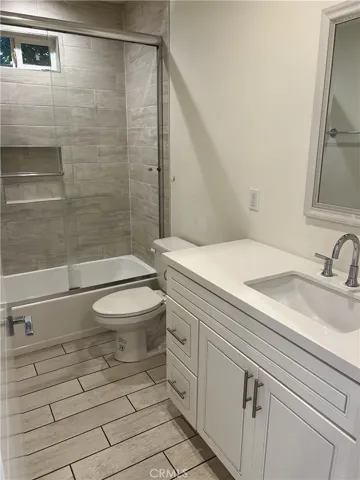 1168 W 38th 1170 1/2, Los Angeles, California 90037