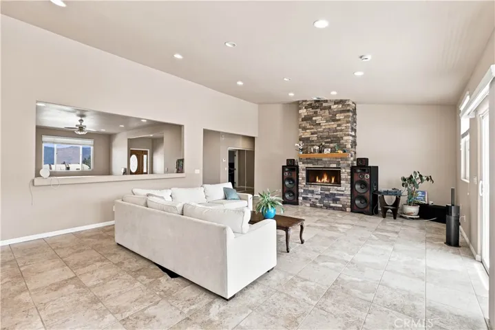26475 Horizon, Apple Valley, California 92308