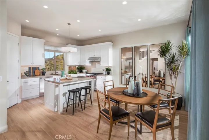 Kitchen & eating area with furniture included!