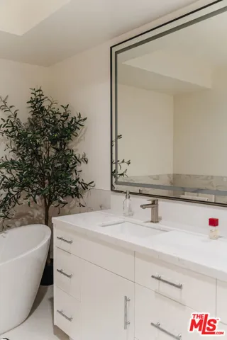 121 N Almont Drive 304, Beverly Hills, California 90211