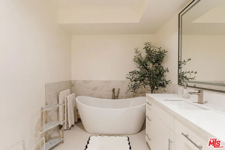 121 N Almont Drive 304, Beverly Hills, California 90211