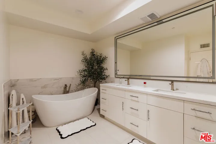 121 N Almont Drive 304, Beverly Hills, California 90211