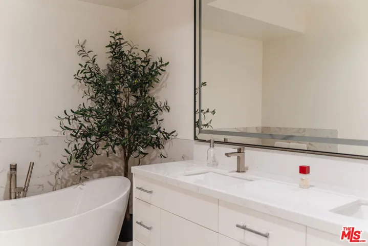 121 N Almont Drive 304, Beverly Hills, California 90211