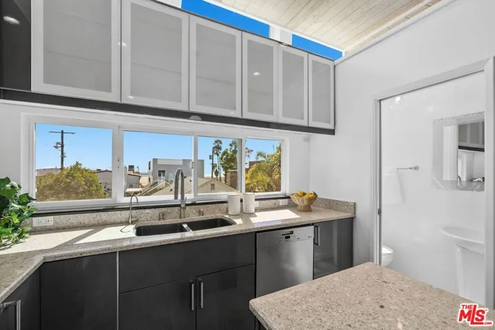 24 Yawl Street 2, Marina Del Rey, California 90292