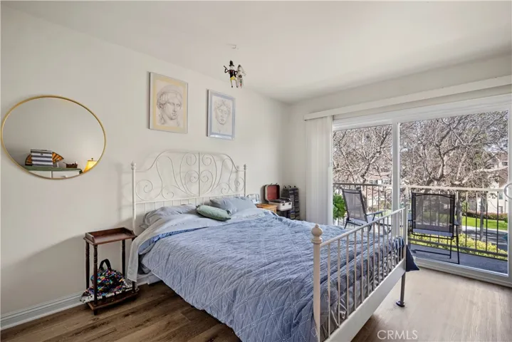 Primary bed with slider & balcony