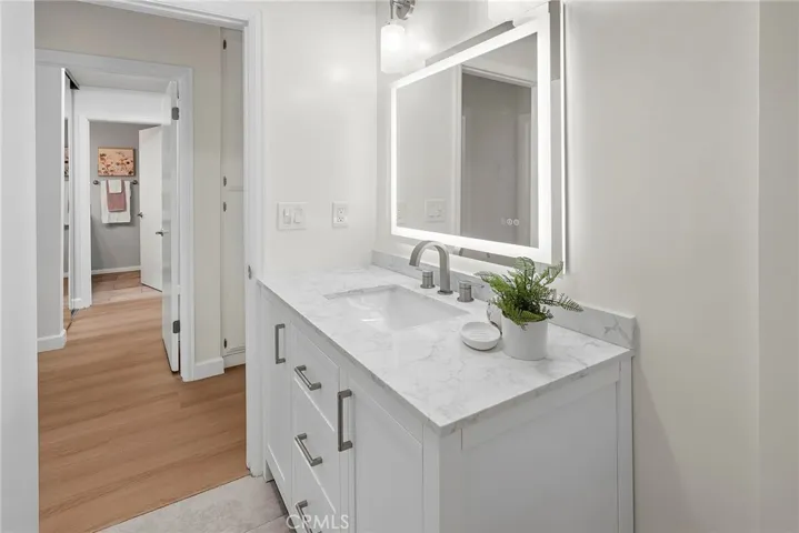 611 S Prospect Avenue 103, Redondo Beach, California 90277