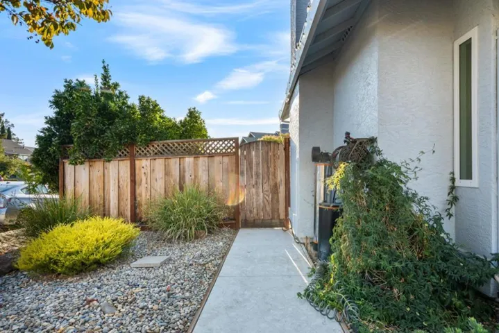 1090 Los Altos Drive, Hollister, California 95023