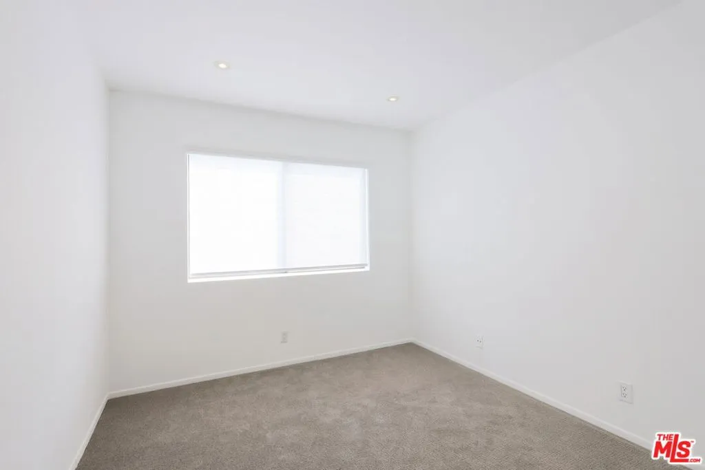 3rd bedroom, linen Roller Shad
