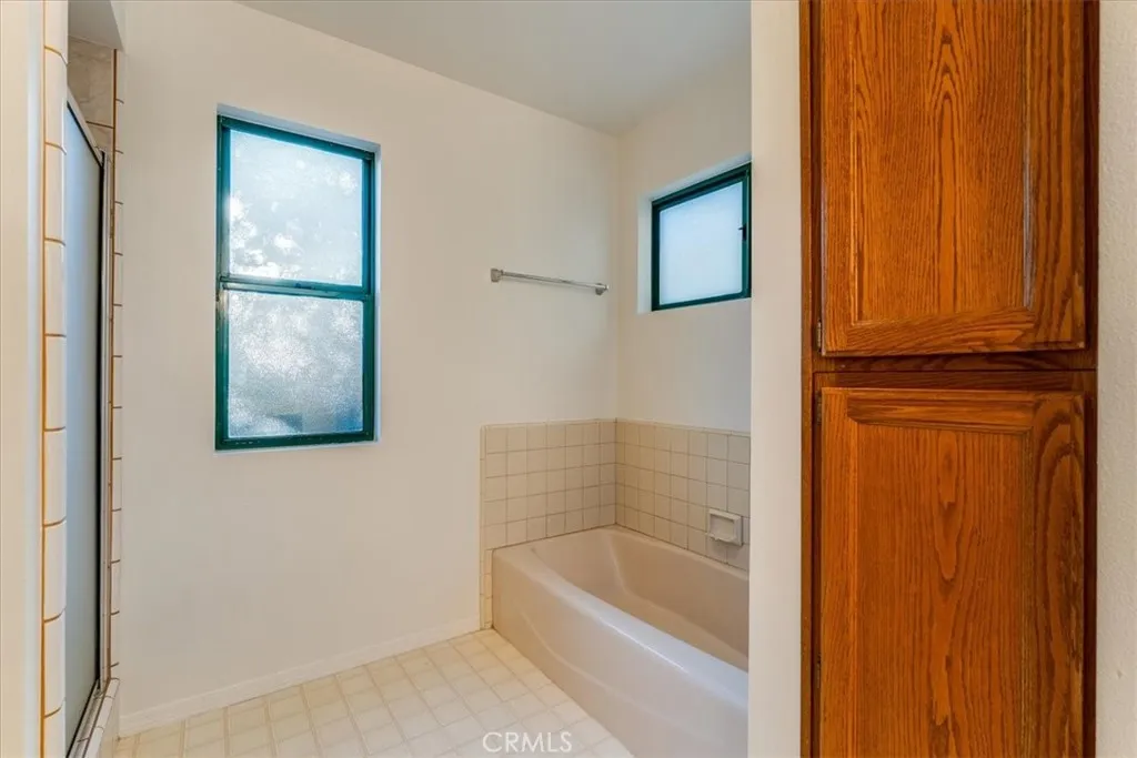 Primary en suite bathroom