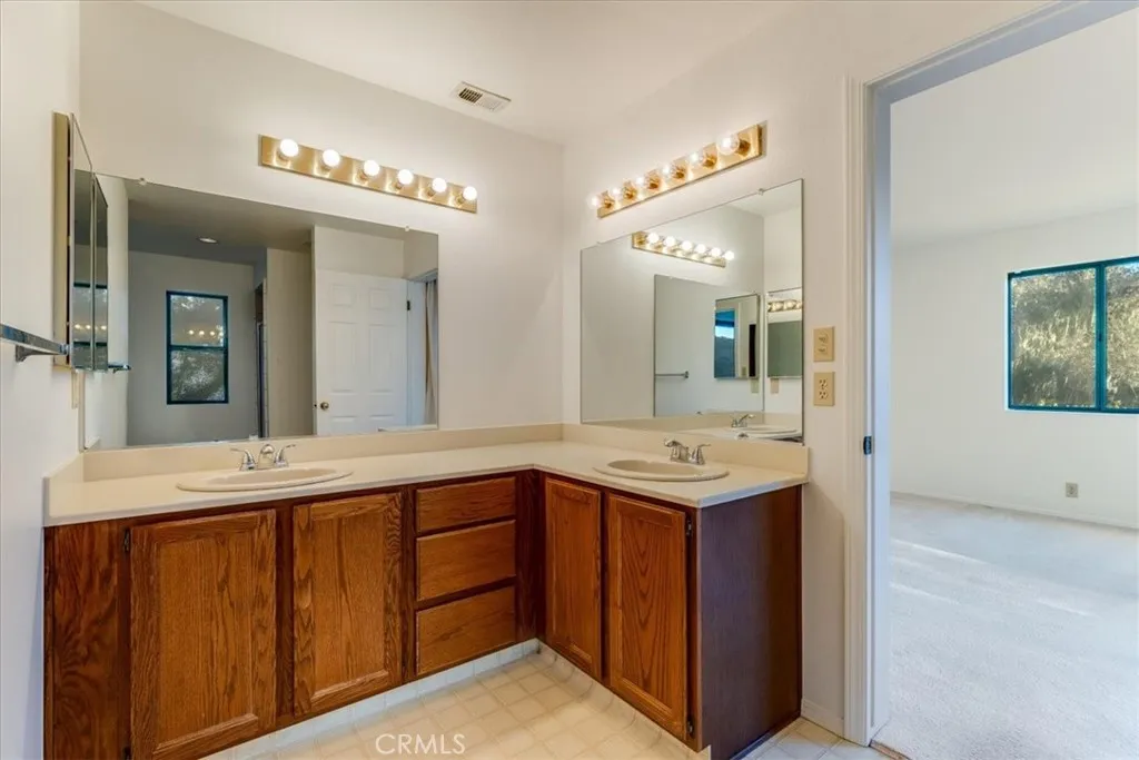 Primary en suite bathroom