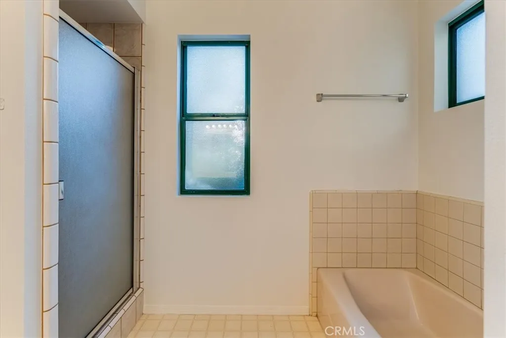 Primary en suite bathroom