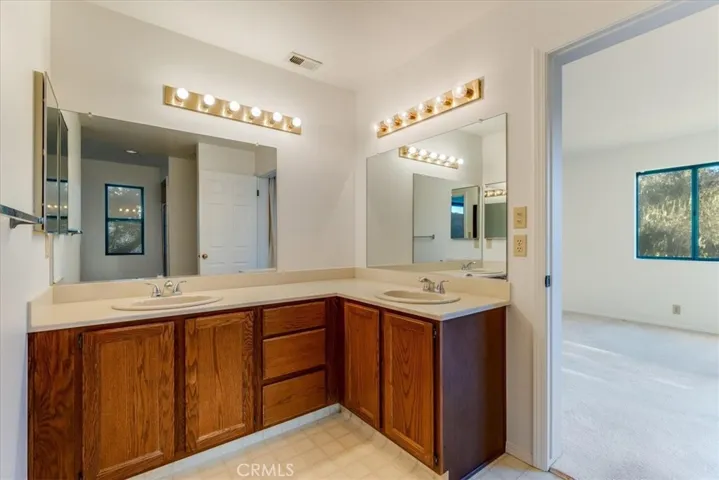 Primary en suite bathroom