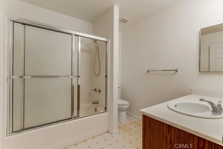 Guest en suite bathroom
